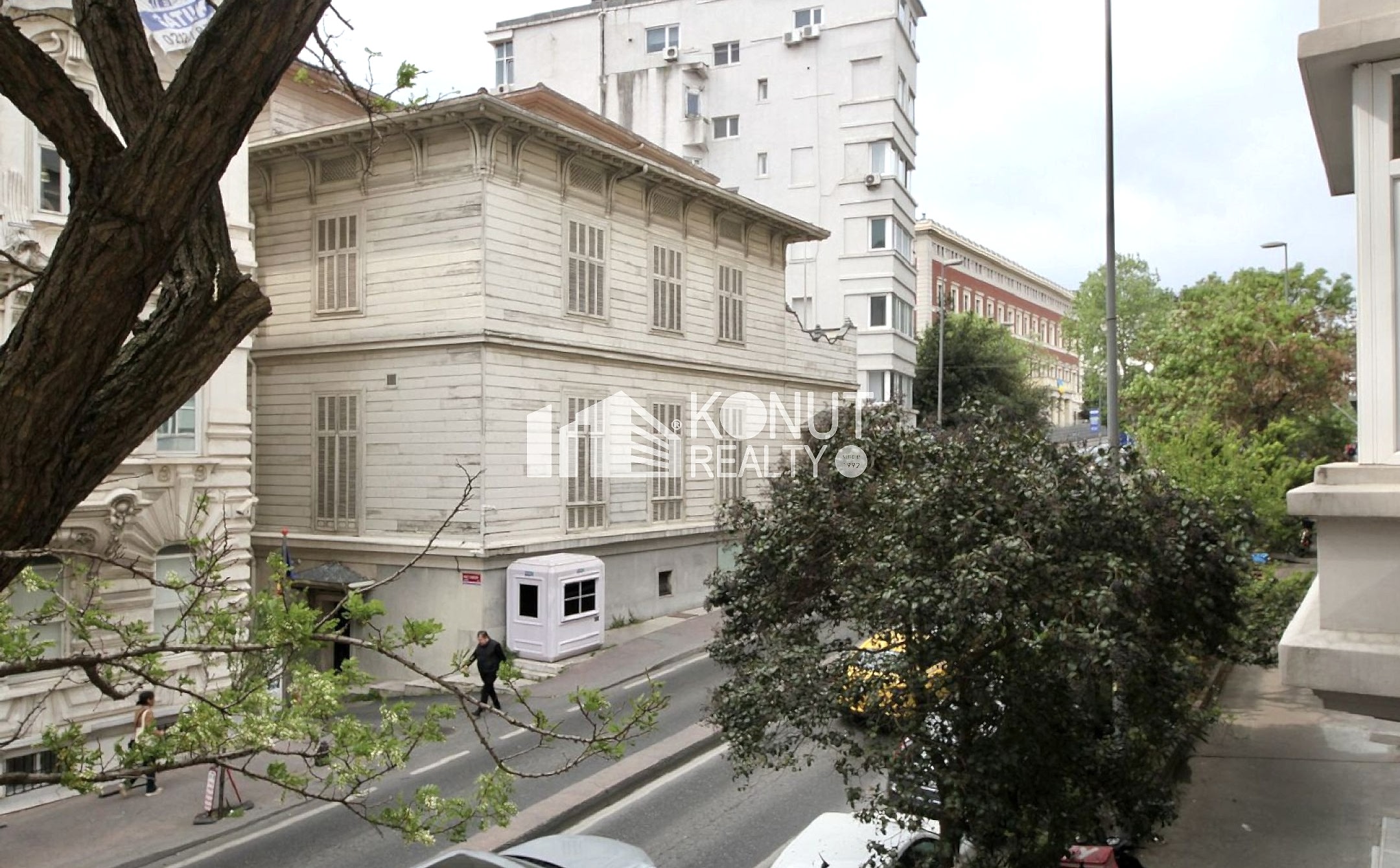 Gümüşsuyu'nda Tarihi Binada Bakımlı Satılık Daire