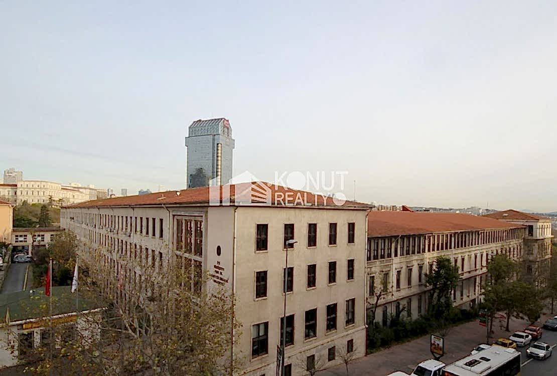 Gümüşsuyu Caddede Garajlı 550m² Kdv'li Garajlı