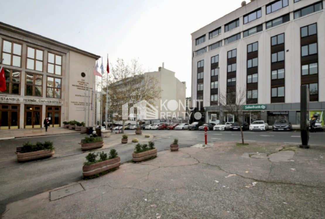 Gümüşsuyu Caddede Garajlı 235m² Kdv'li Ofis