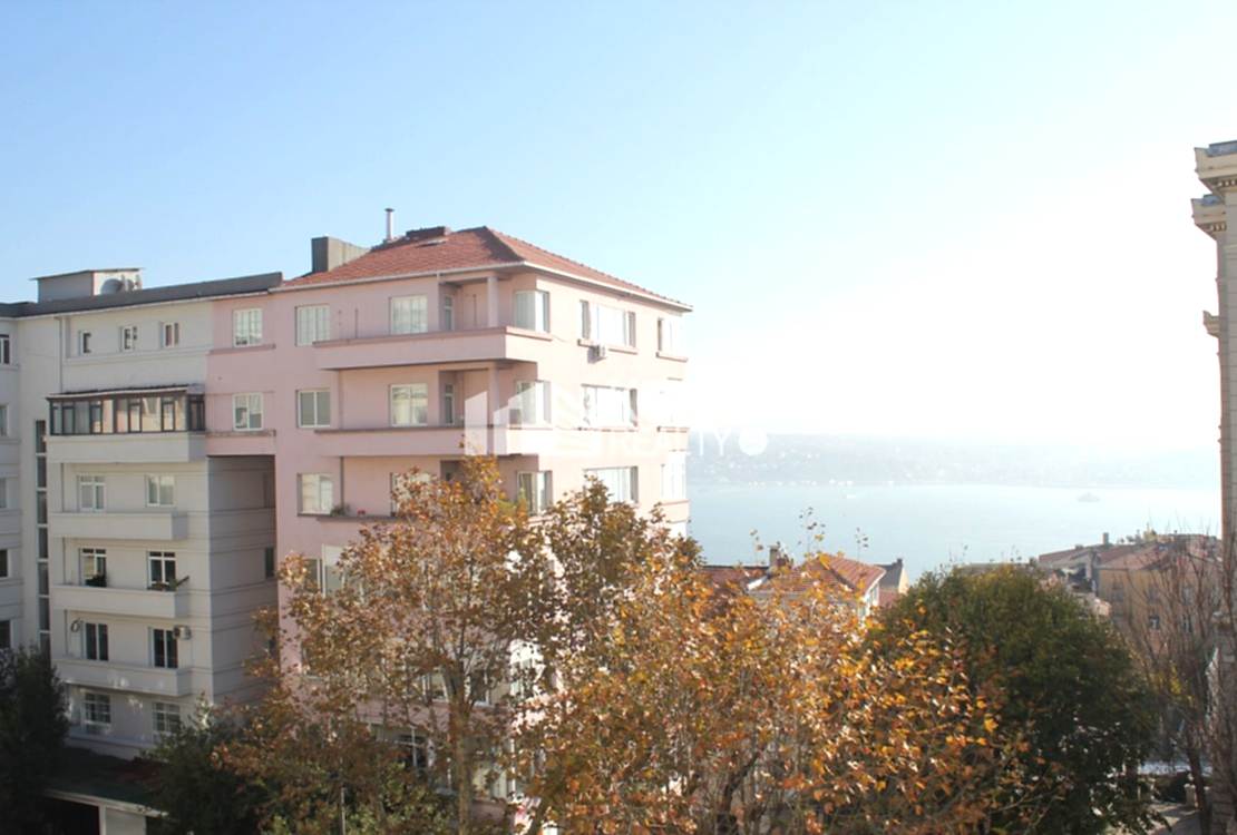 Gümüşsuyu İnönü Cad. Yüksek Tavanlı Kiralık Ofis